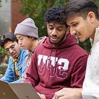 西雅图州立大学的学生在校园里的马丁广场用笔记本电脑工作